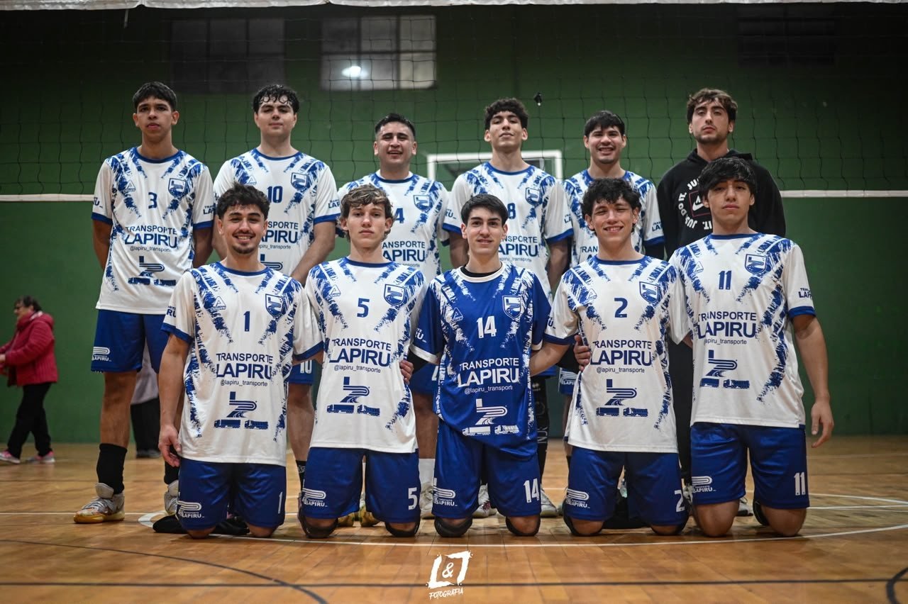 Plantel de Lapiru Vóley posando con la camiseta de Transporte Lapiru