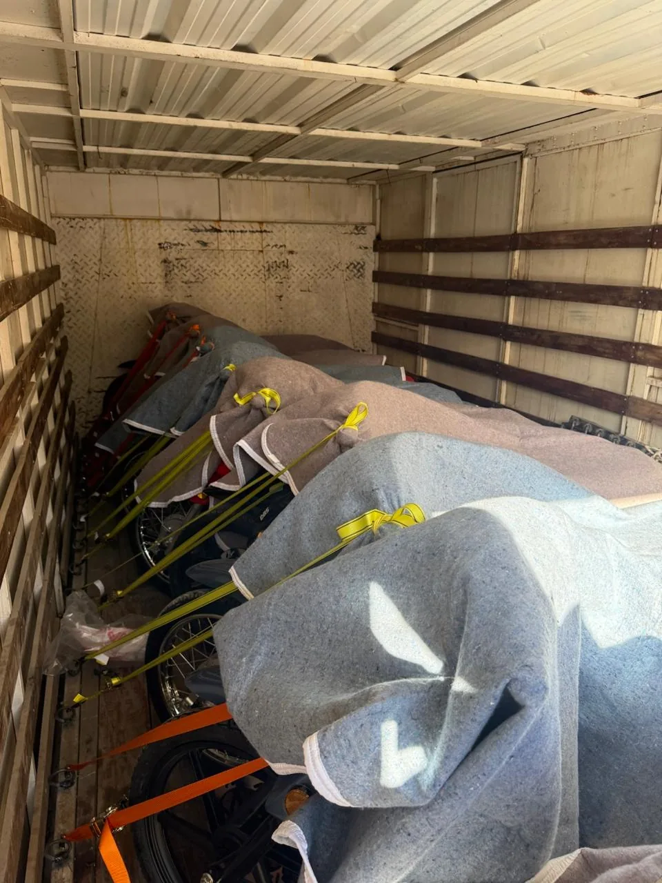 Motos estibadas y aseguradas dentro de la caja del camión
