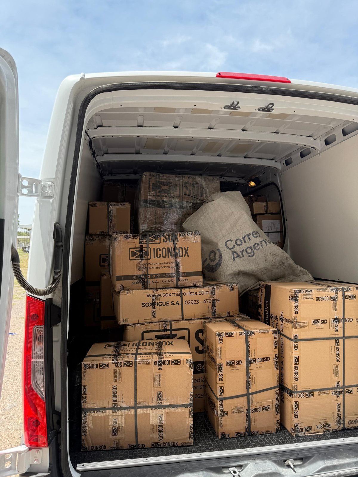 Combi de Lapiru cargada con paquetería