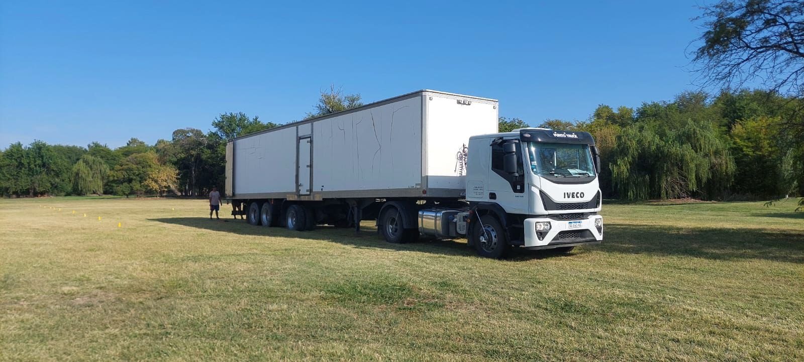 Tractor Iveco con semirremolque de Lapiru en un predio