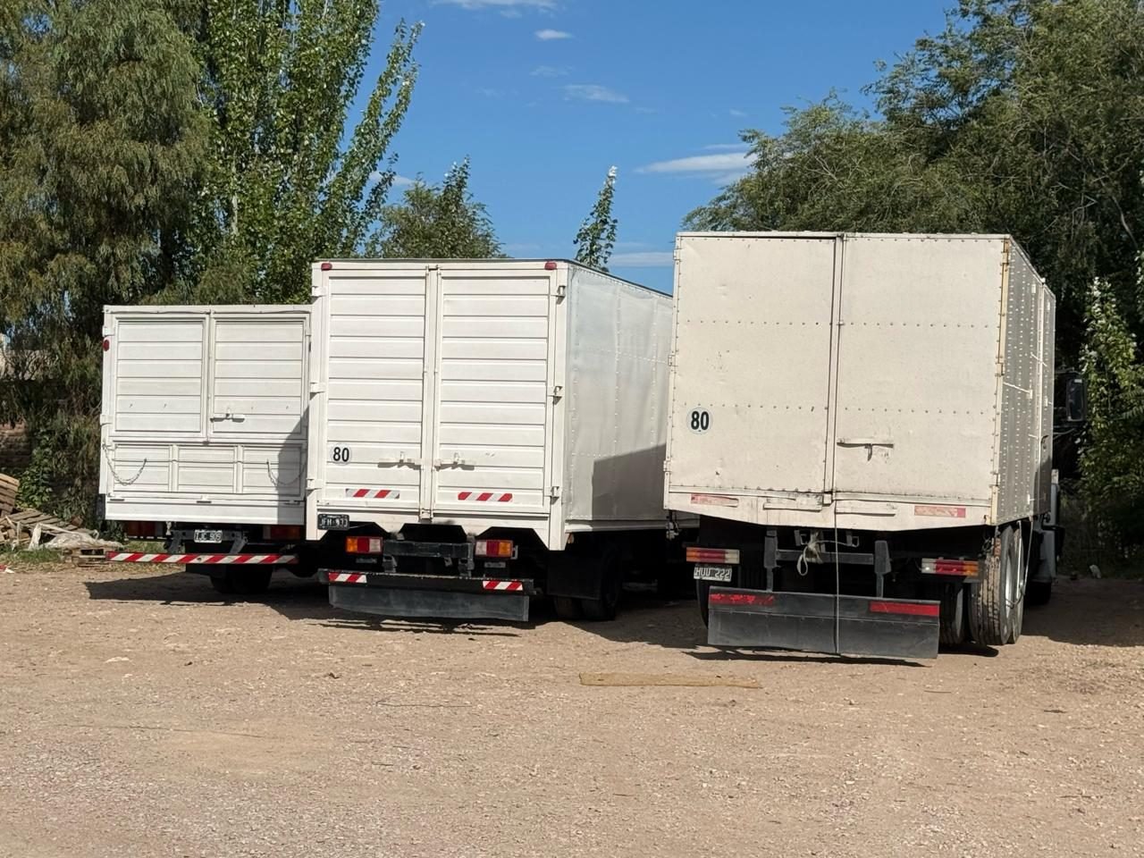 Tres camiones chasis con caja de Lapiru listos para distribución